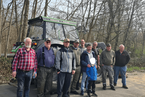 Die Helfer des Arbeitseinsatzes am 21. März 2026 vor dem Traktor