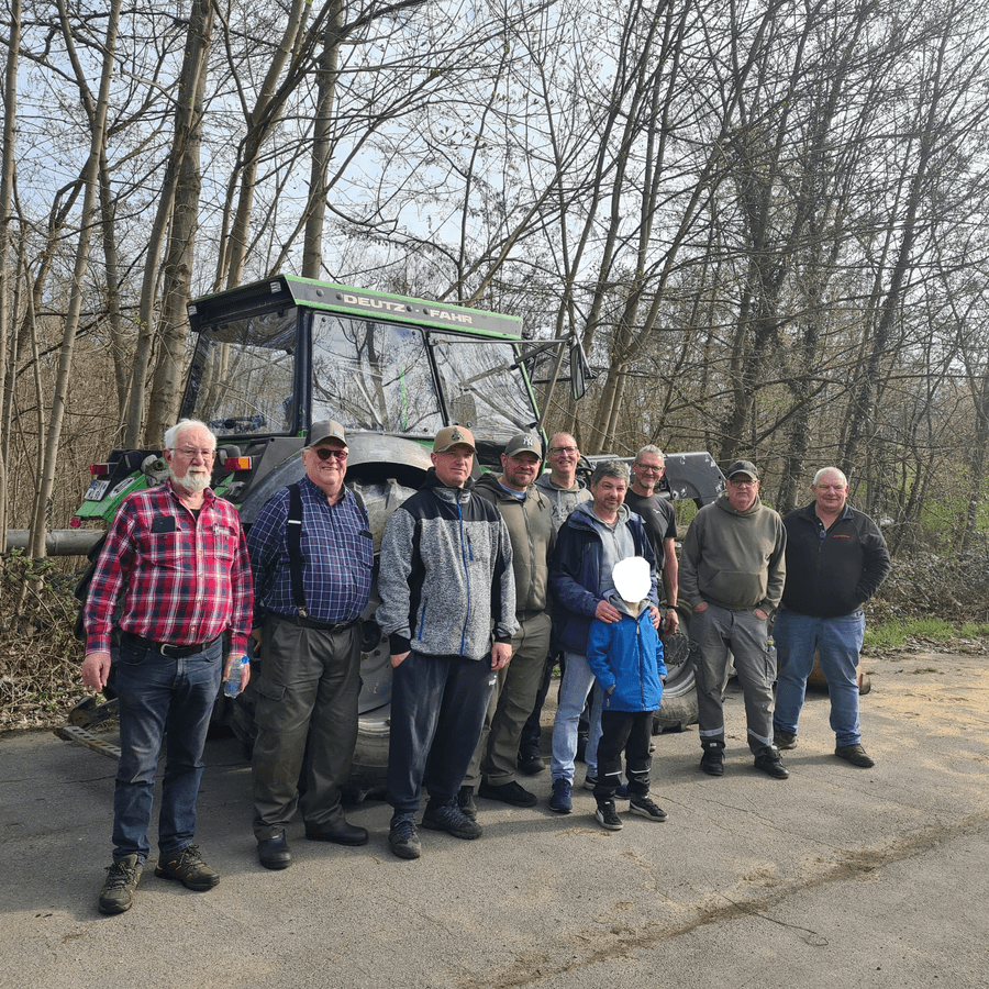 Die Helfer des Arbeitseinsatzes am 21. März 2026 vor dem Traktor