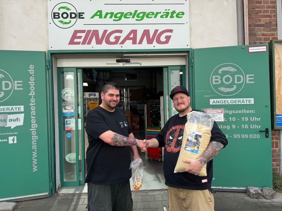 Spendenübergabe bei Angelgeräte Bode: 10 kg Futter und Posen für die Jugendabteilung